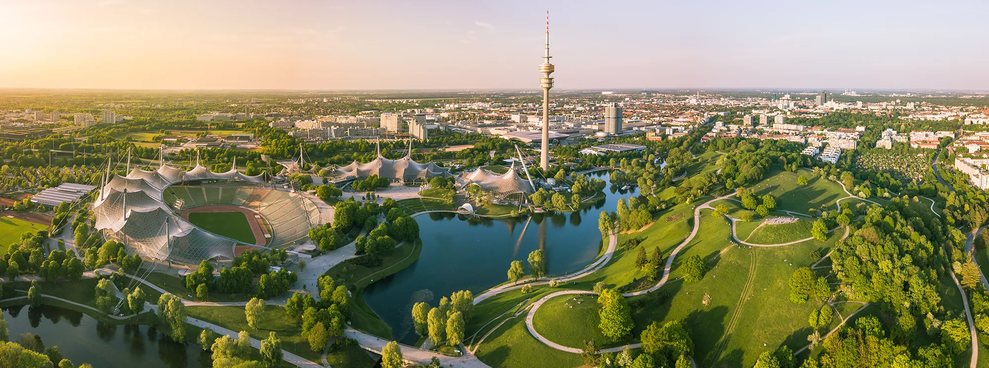 Panorama vom Olympiapark München bei Sonnenschein