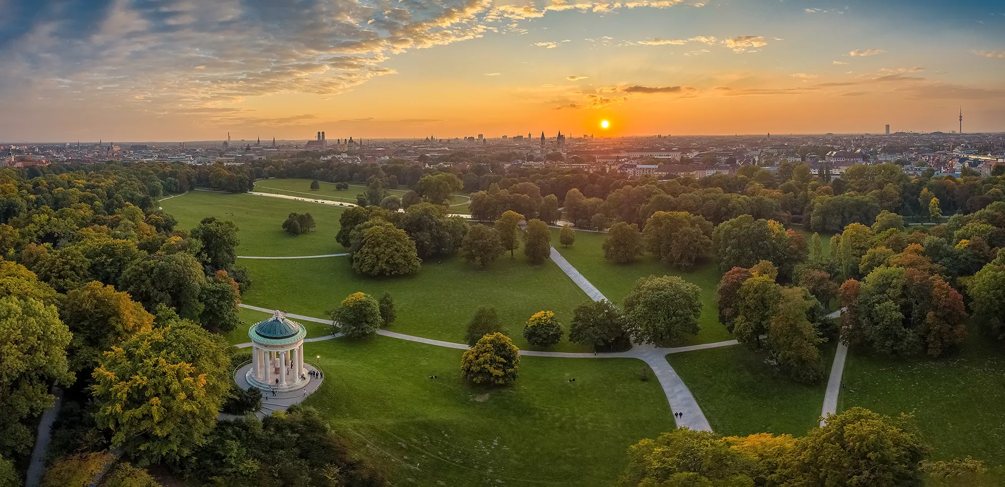 Luftaufnahmen vom Englischen Garten in München am Abend