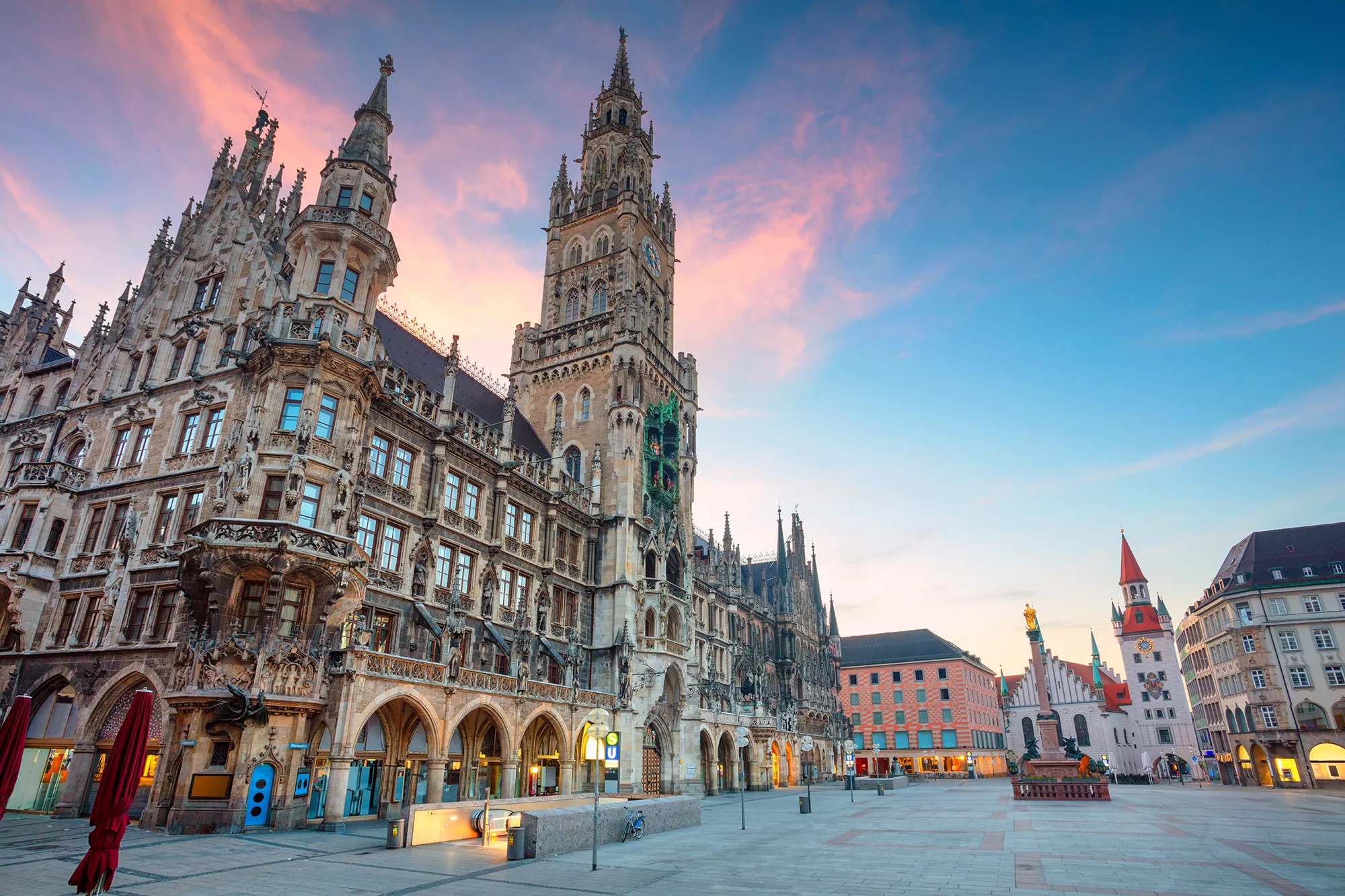 Marienplatz in der Abendämmerung bei Bahn und Hotel München