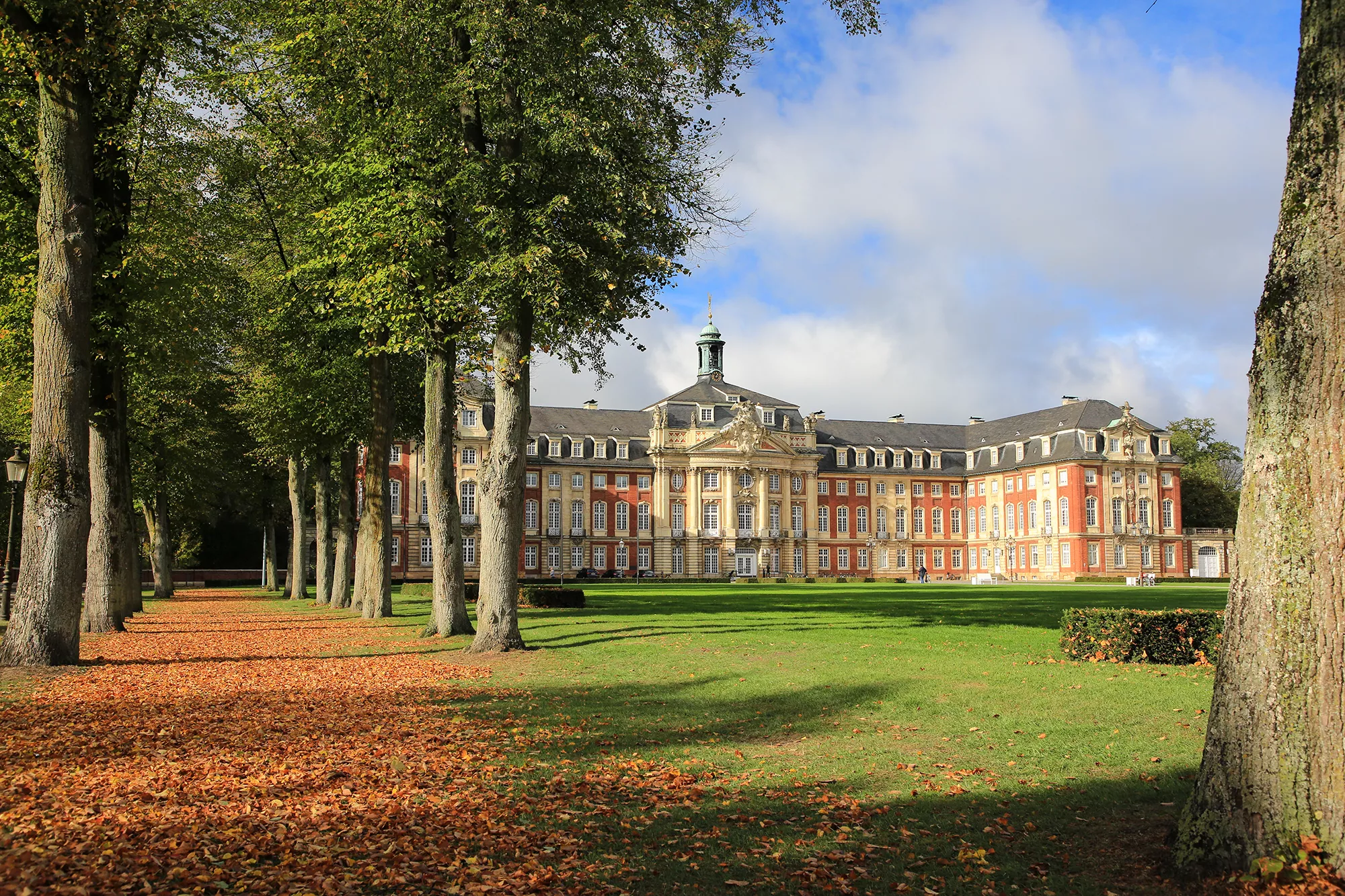 Außenansicht vom Park auf das Schloss auf der Krimitour Münster im Herbst