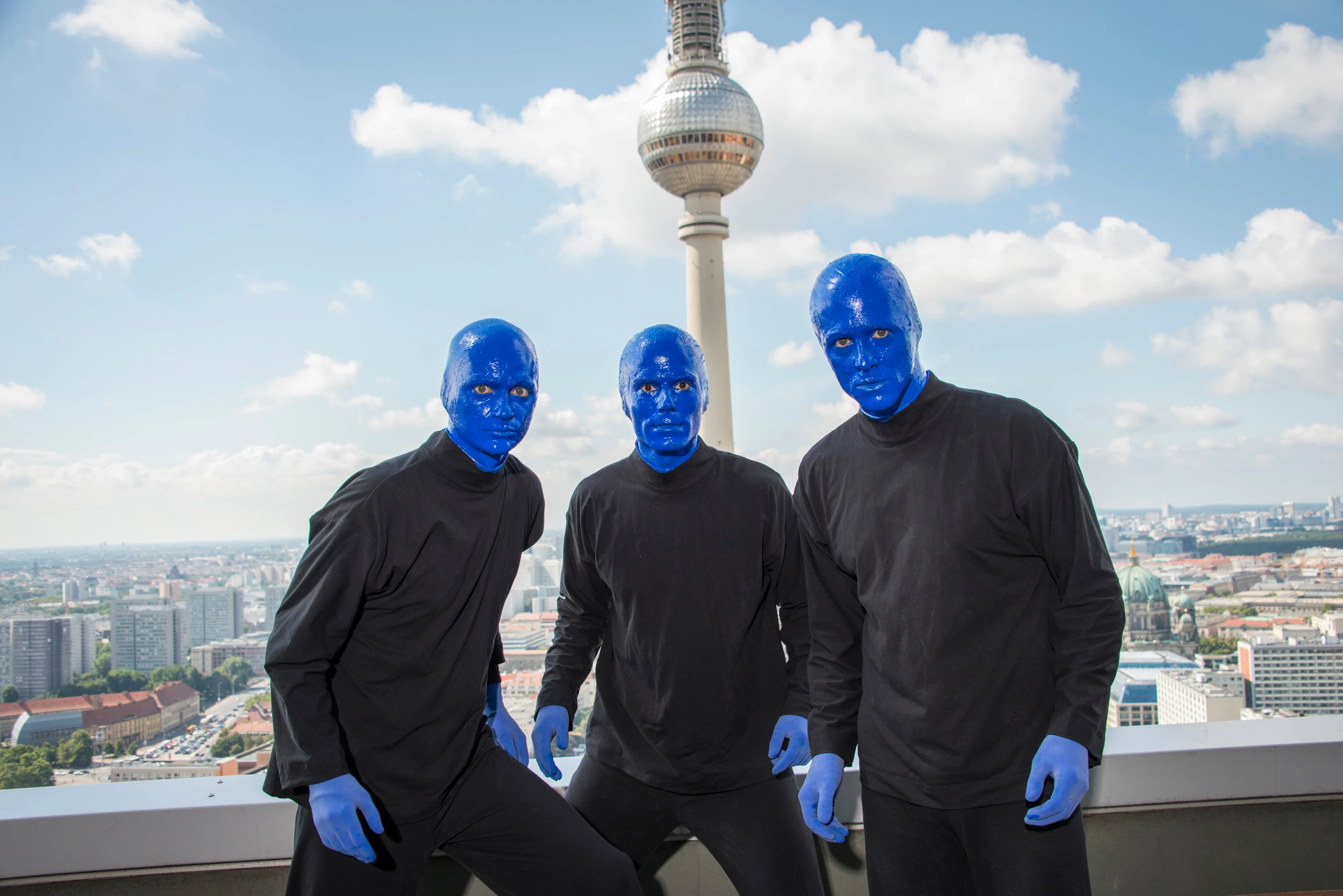 Blue Man Group Show in Berlin - 3 blaue Männer in schwarzer Kleidung vor dem Fernsehturm