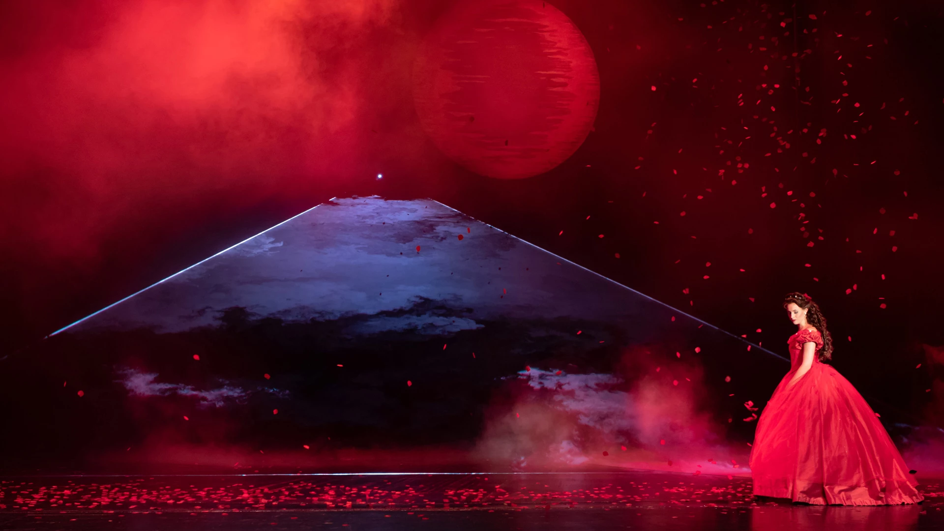 Ludwig 2 das Musical - der König kommt zurück - Kaiserin Sissi allein im Blütenblätterregen