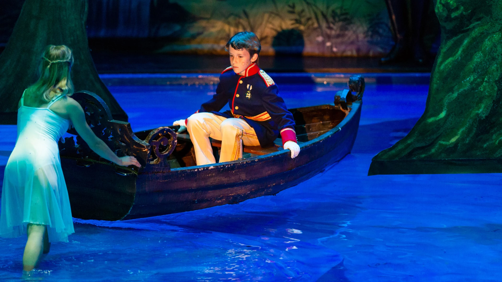 Ludwig 2 das Musical - der König kommt zurück - Ludwig als Kind in einem Boot