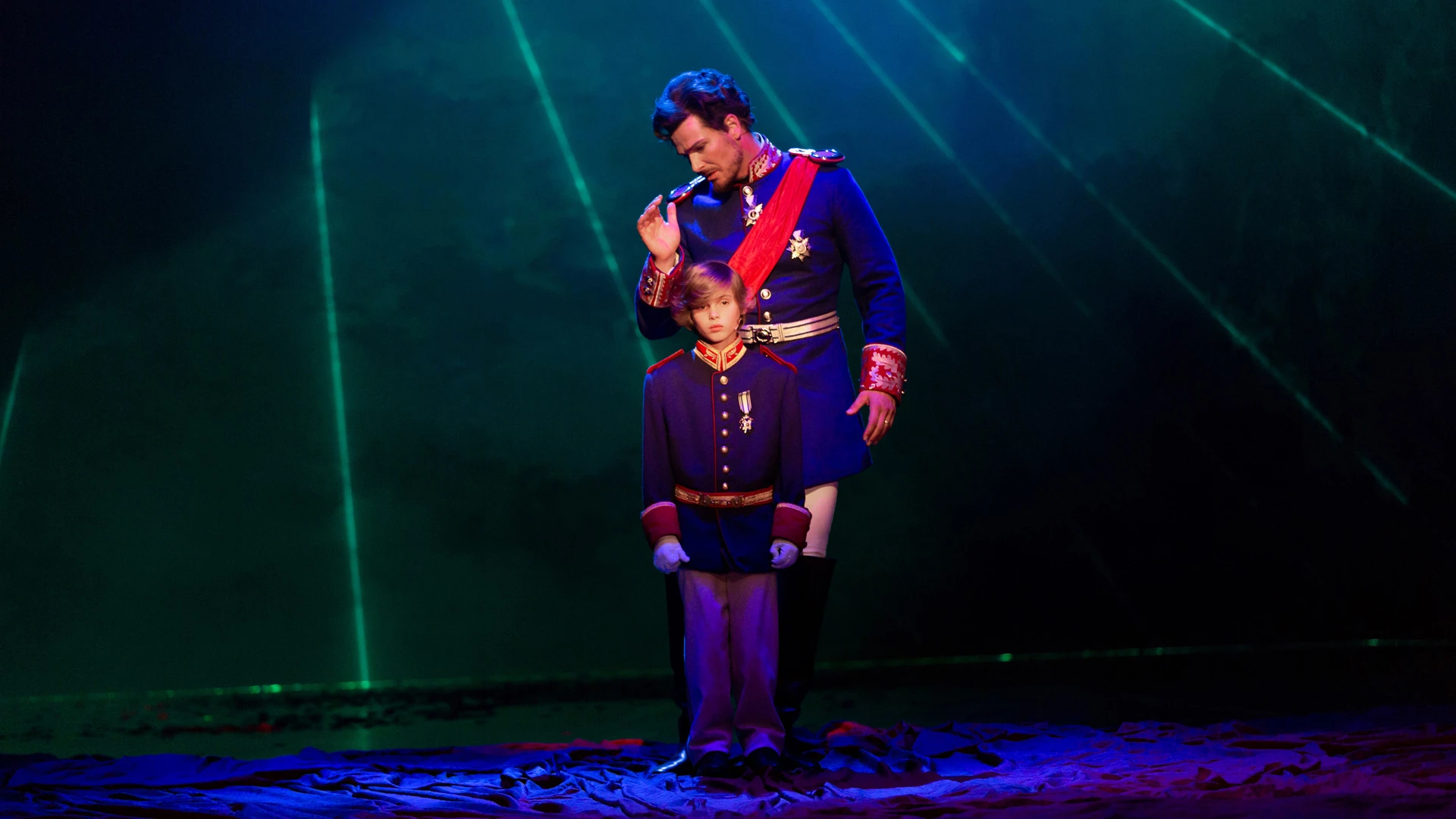 Ludwig 2 das Musical - der König kommt zurück - König Ludwig mit seinem Alter Ego als Kind