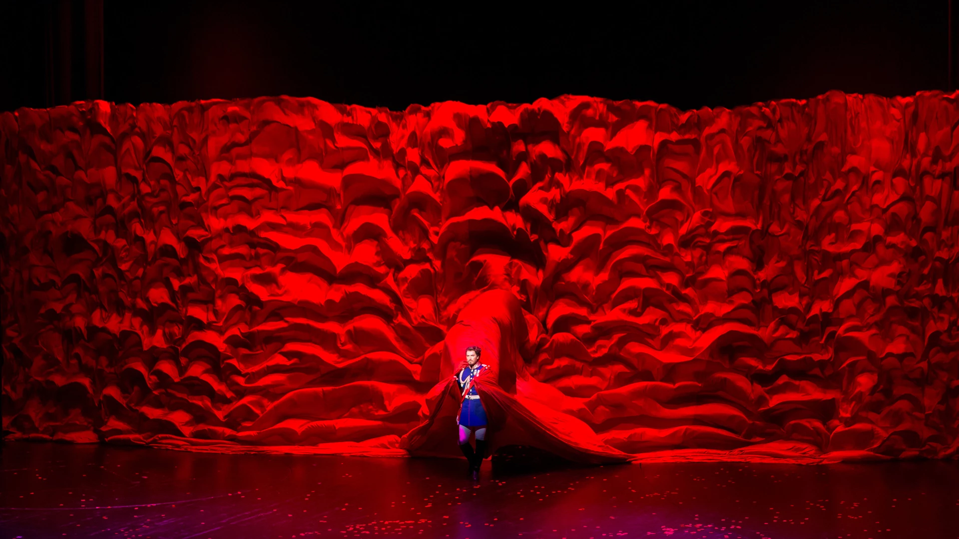 Ludwig 2 das Musical - der König kommt zurück in Füssen - König Ludwig mit wallendem, übergroße rotem Umhang