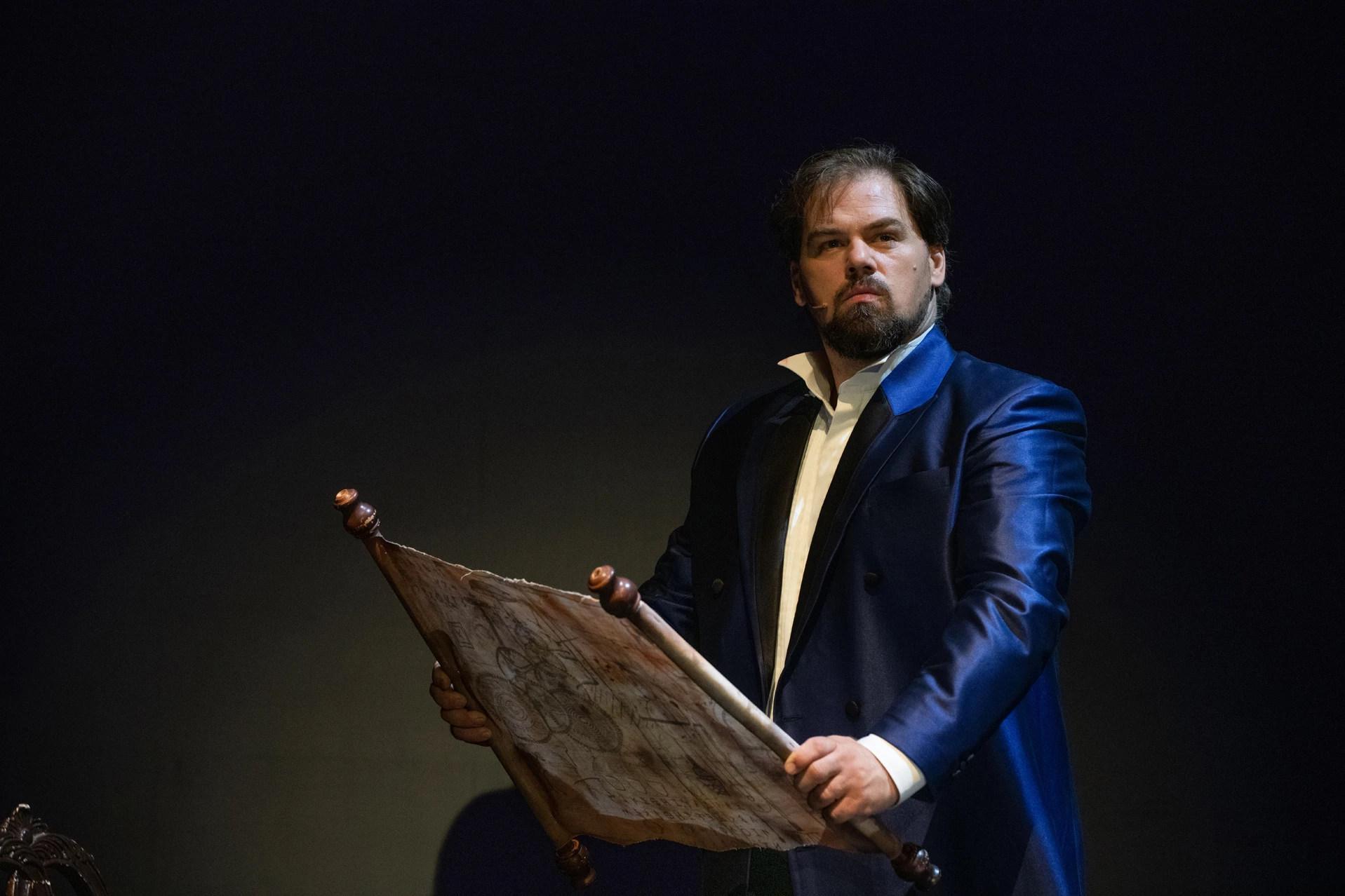 Zeppelin Musical - Graf von Zepplin hält eine Schriftrolle in der Hand und blickt in die Ferne.