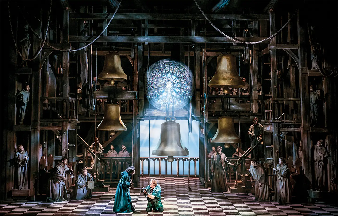 Der Glöckner von Notre Dame Wien- Szene im Glockenturm, Quasimodo kniet vor Esmeralda