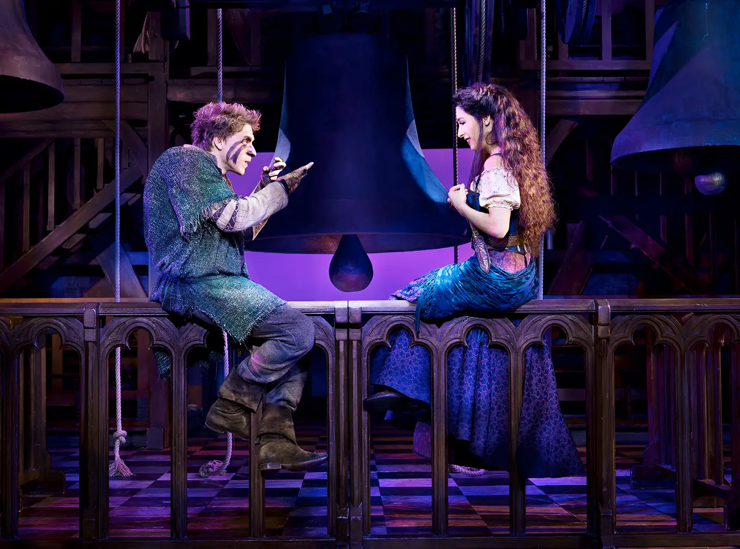 Der Glöckner von Notre Dame Wien - Szene Quasimodo und Esmeralda unterhalten sich in Zeichensprache