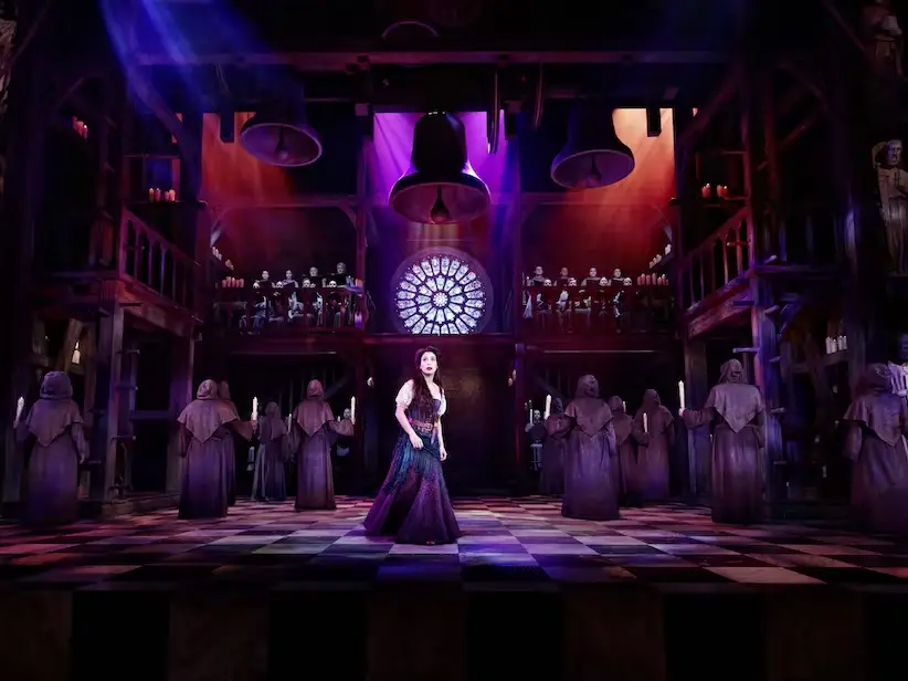 Der Glöckner von Notre Dame Wien - Szene mit Esmeralda und Chor