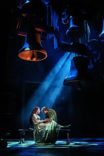 Disneys Der Glöckner von Notre Dame Wien - Szene mit Esmeralda und Quasimodo unter großer Glocke