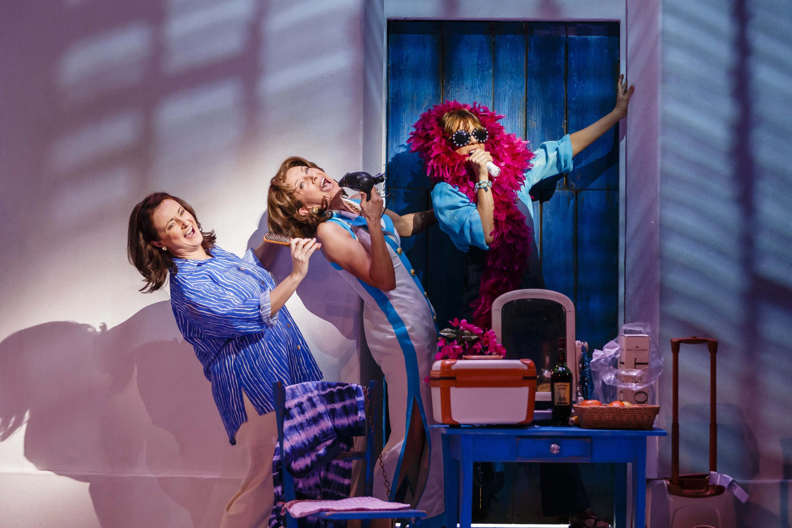 Mamma Mia in Hamburg – Szene zum Titel Dancing Queen mit 3 Sängerinnen