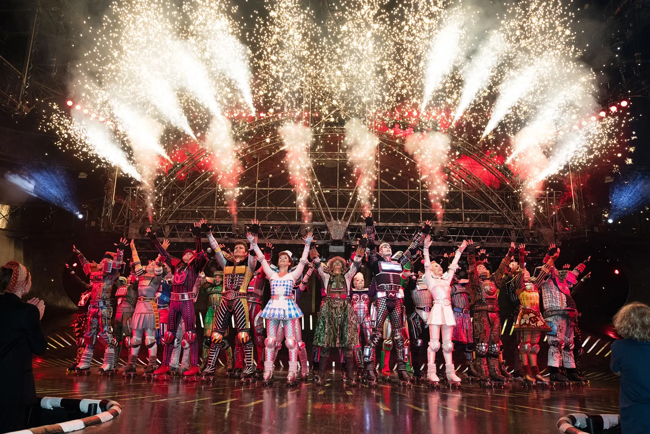 Musical Starlight Express Bochum Schlussszene mit allen Darstellern und Feuerwerk