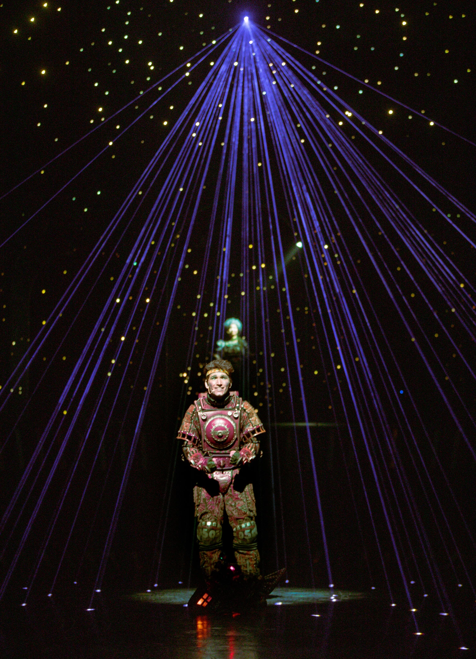 Musical Starlight Express Bochum - Szenenmotiv der Dampflokomotive Rusty im Spotlight