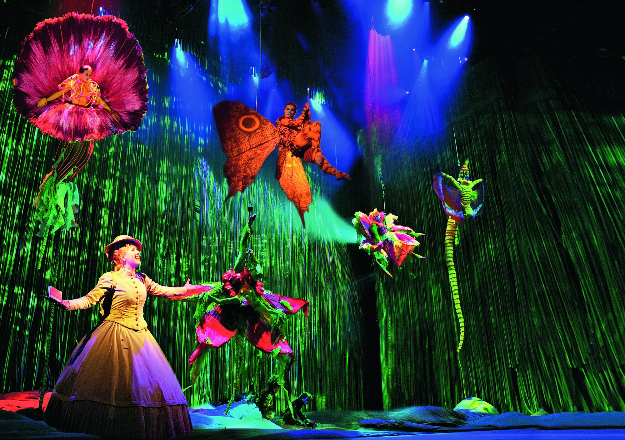 Tarzan Musical. Dschungelwelt mit fröhlicher Frau umgeben von Schmetterlingen, Motten und anderen Kleintieren