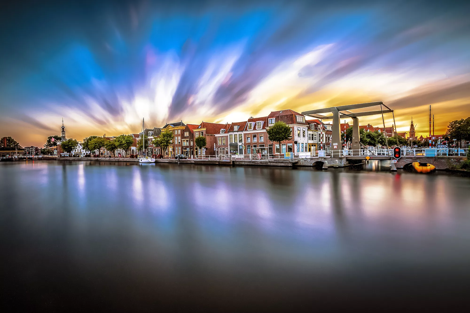 Illustration des Alten Hafens und des Bierkais in Alkmaar bei Sonnenuntergang. Die sanften Farben des Abendhimmels reflektieren sich im Wasser, während die historischen Gebäude und Boote im Hafen eine charmante Atmosphäre schaffen.