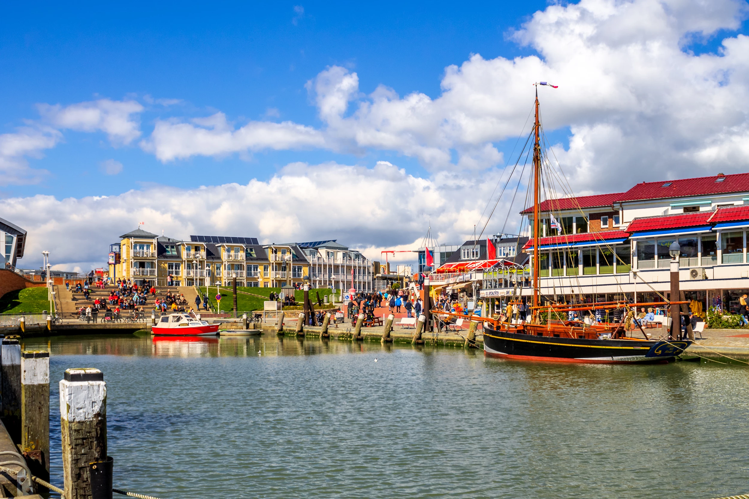 Alter Hafen von Büsum mit Promenade