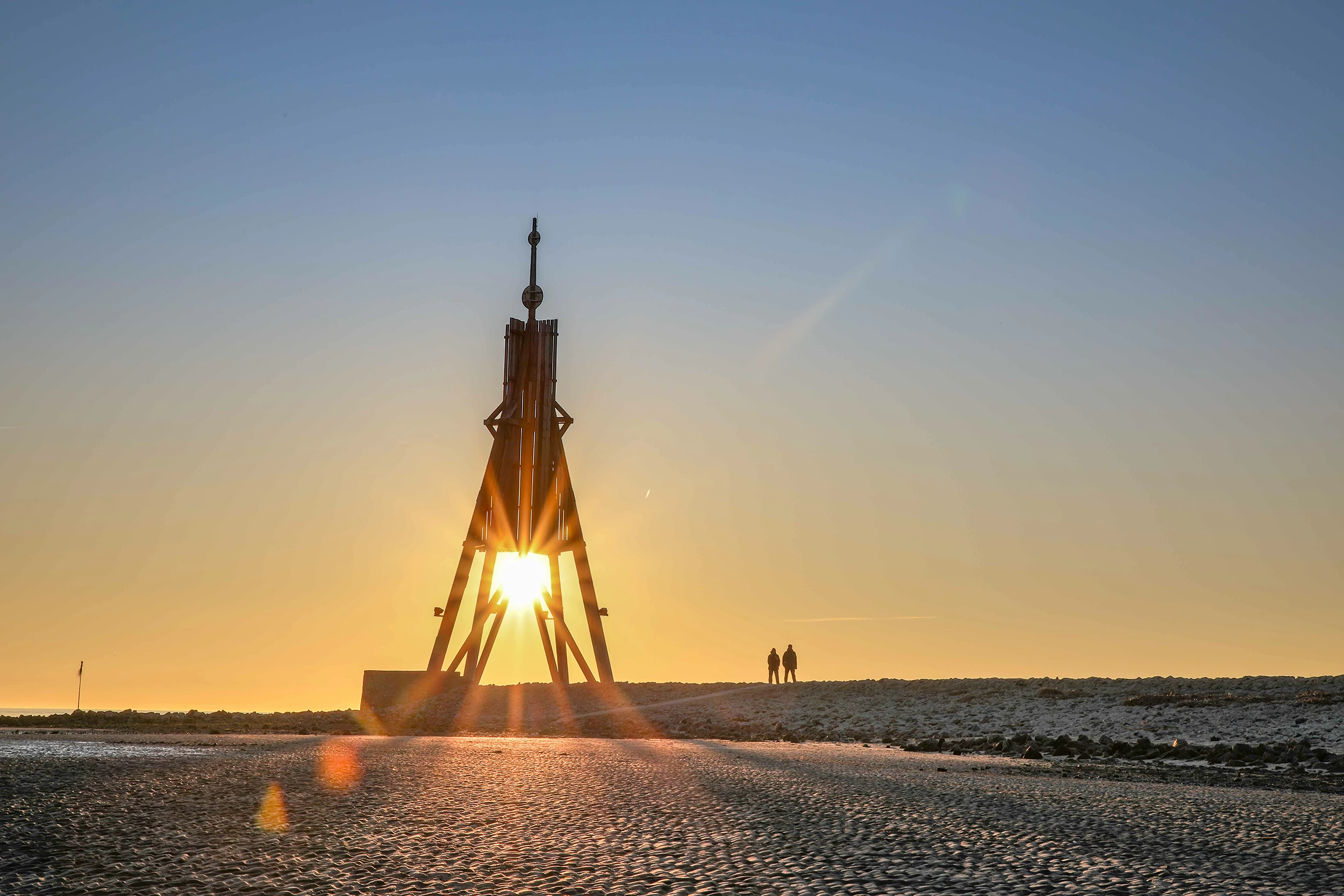 29 Meter hohe, aus Holz gebaute Kugelbake Cuxhaven, zeigt an wo die Elbe endet und die Nordsee beginnt.