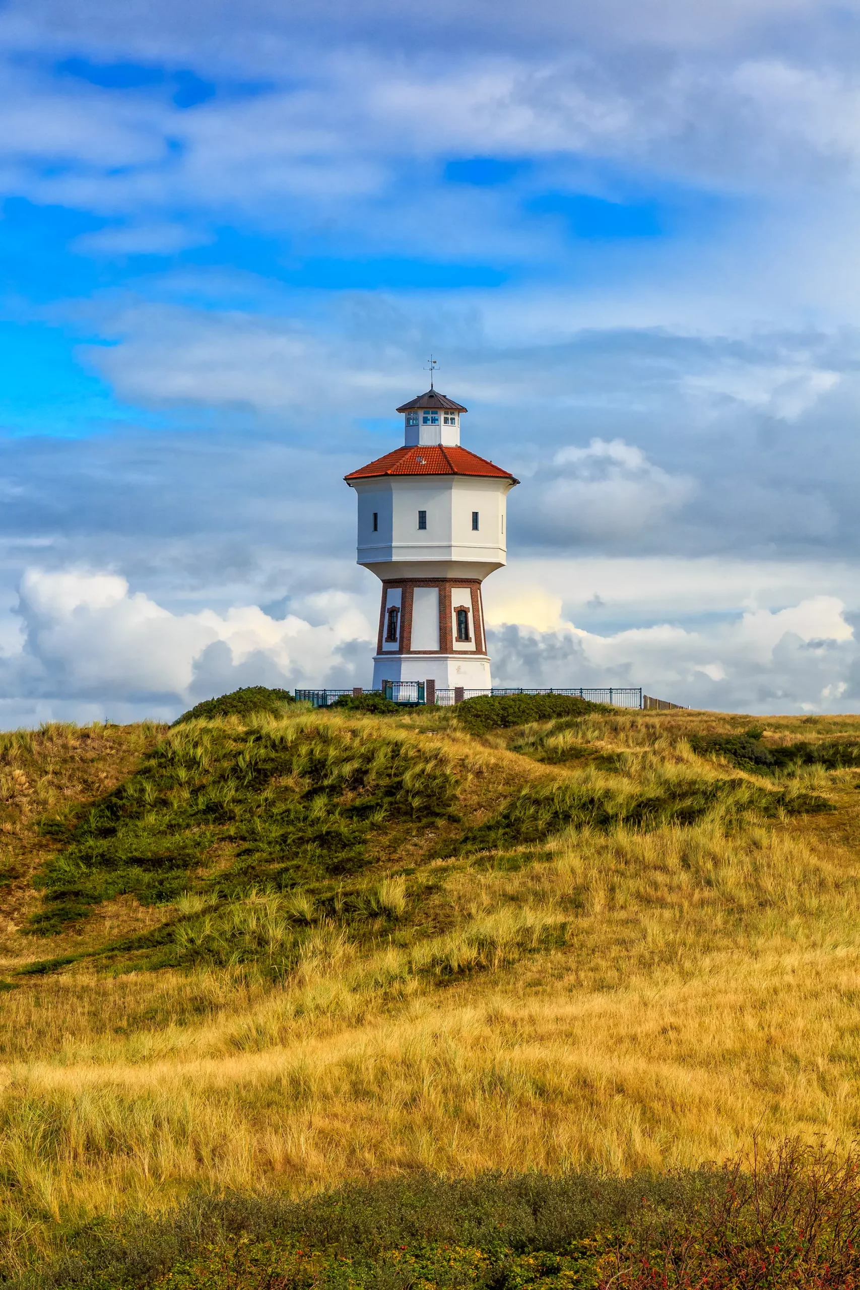 Wasserturm Langeoog auf 18 Meter hohen Kaapdünen mit Aussichtsplattform im Herbst