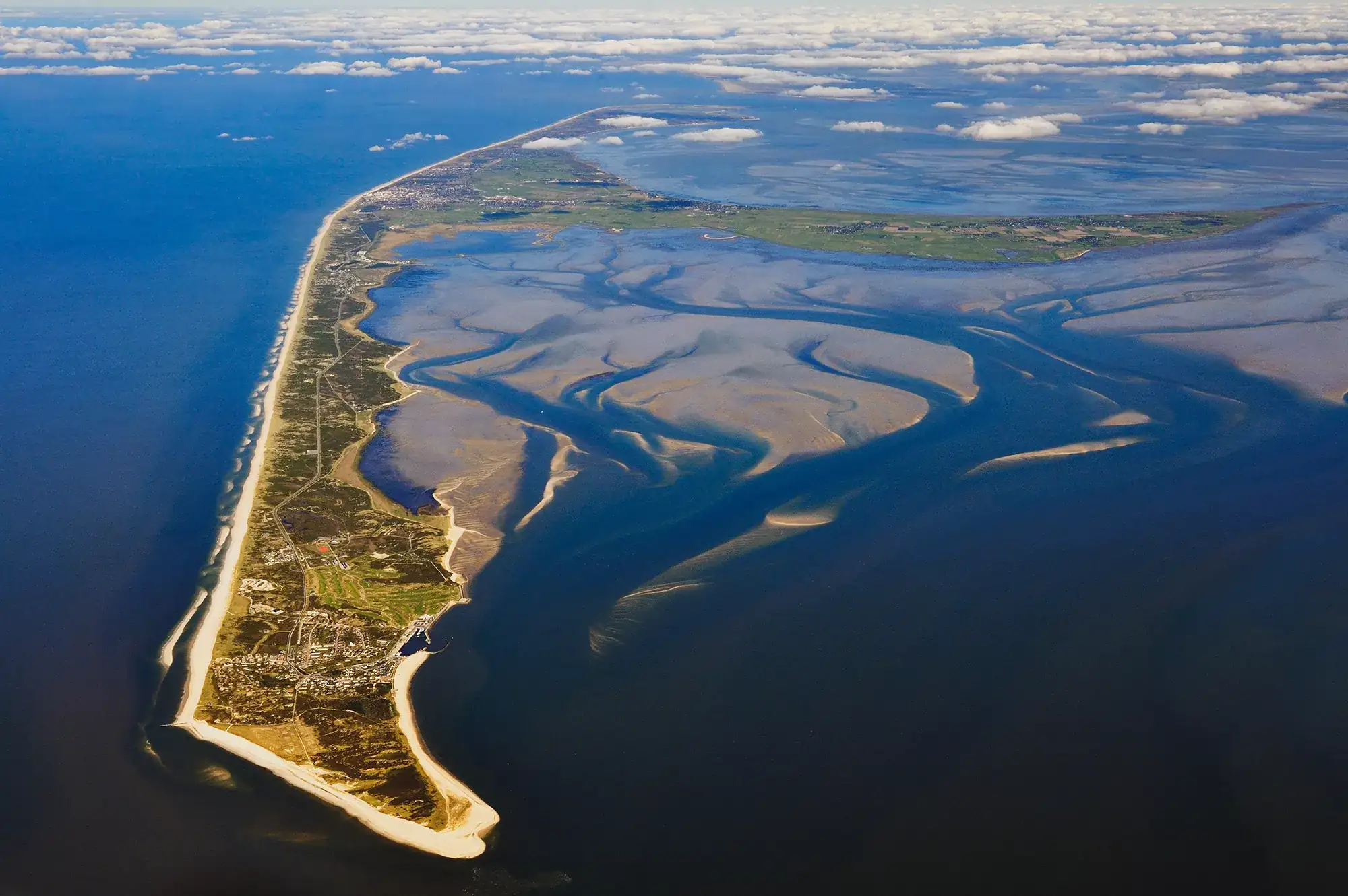Vogelperspektive von der ganzen Insel Sylt und Sandbänken für einen Urlaub am Wasser