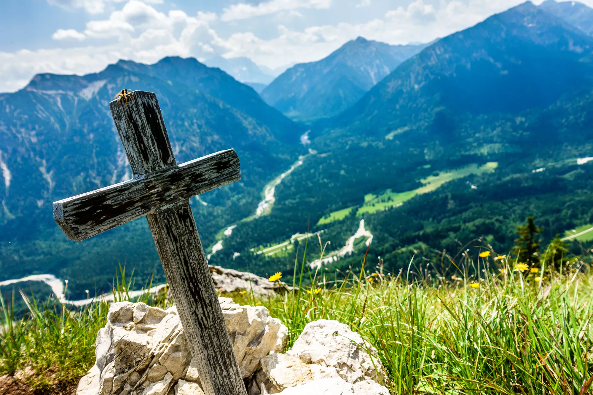 Landschaft mit Holzkreuz in den Ammergauer Alpen