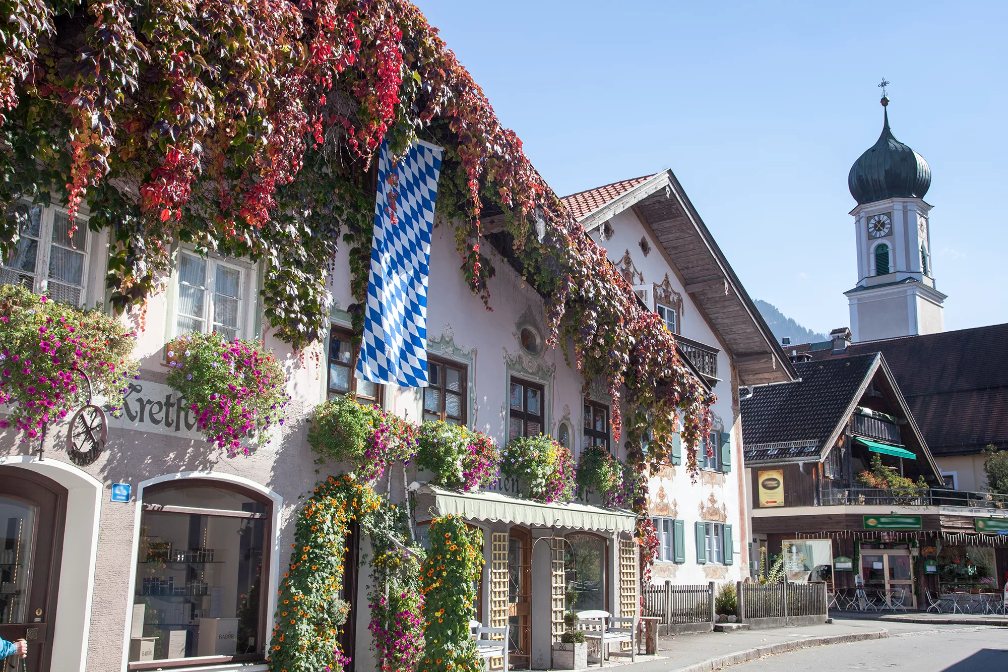 Oberammergau, Häuser und Kirche