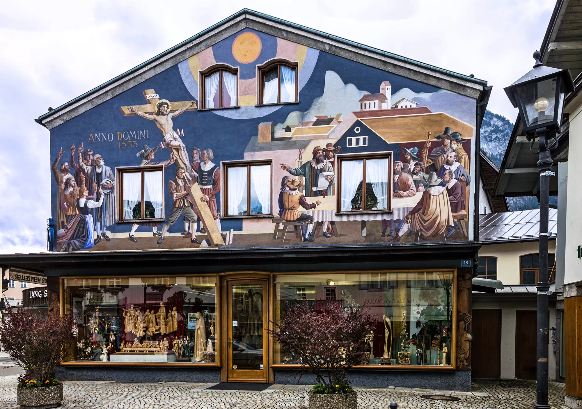 Lüftlmalerei an Häuserfassade in Oberammergau