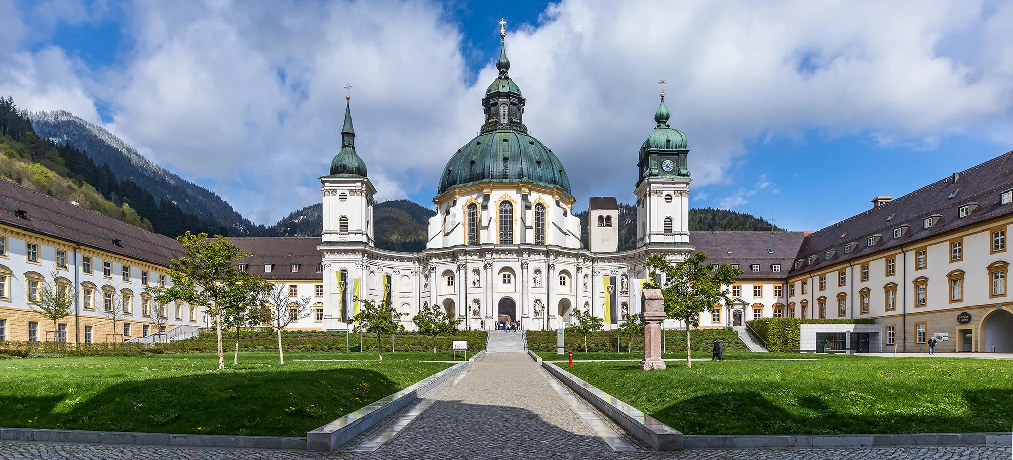 Kloster Ettal Innenhof im Sommer