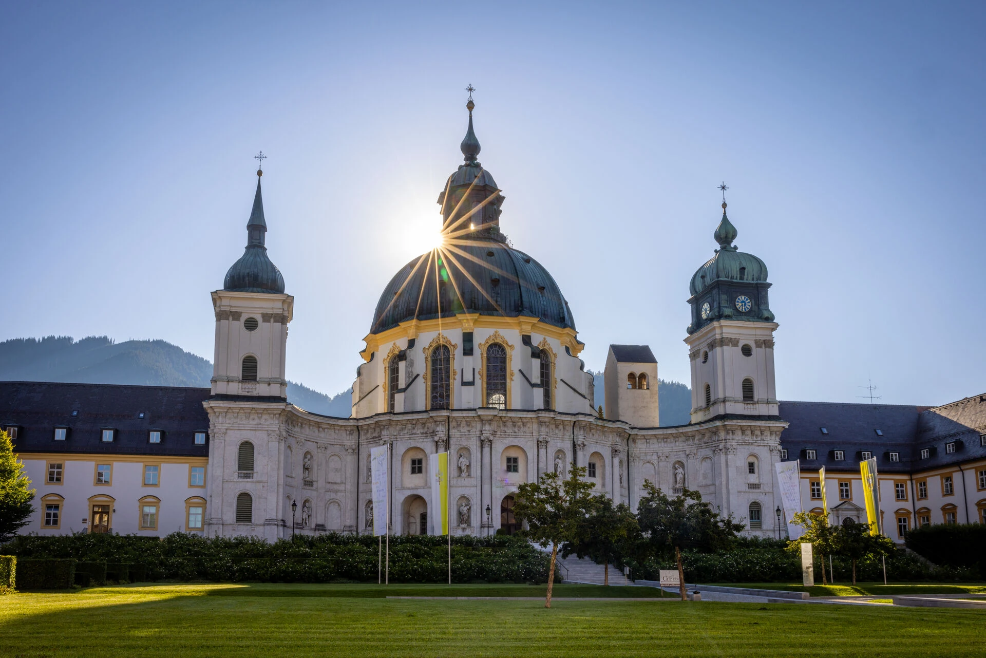 Das Kloster Ettal bei Sonnenschein.