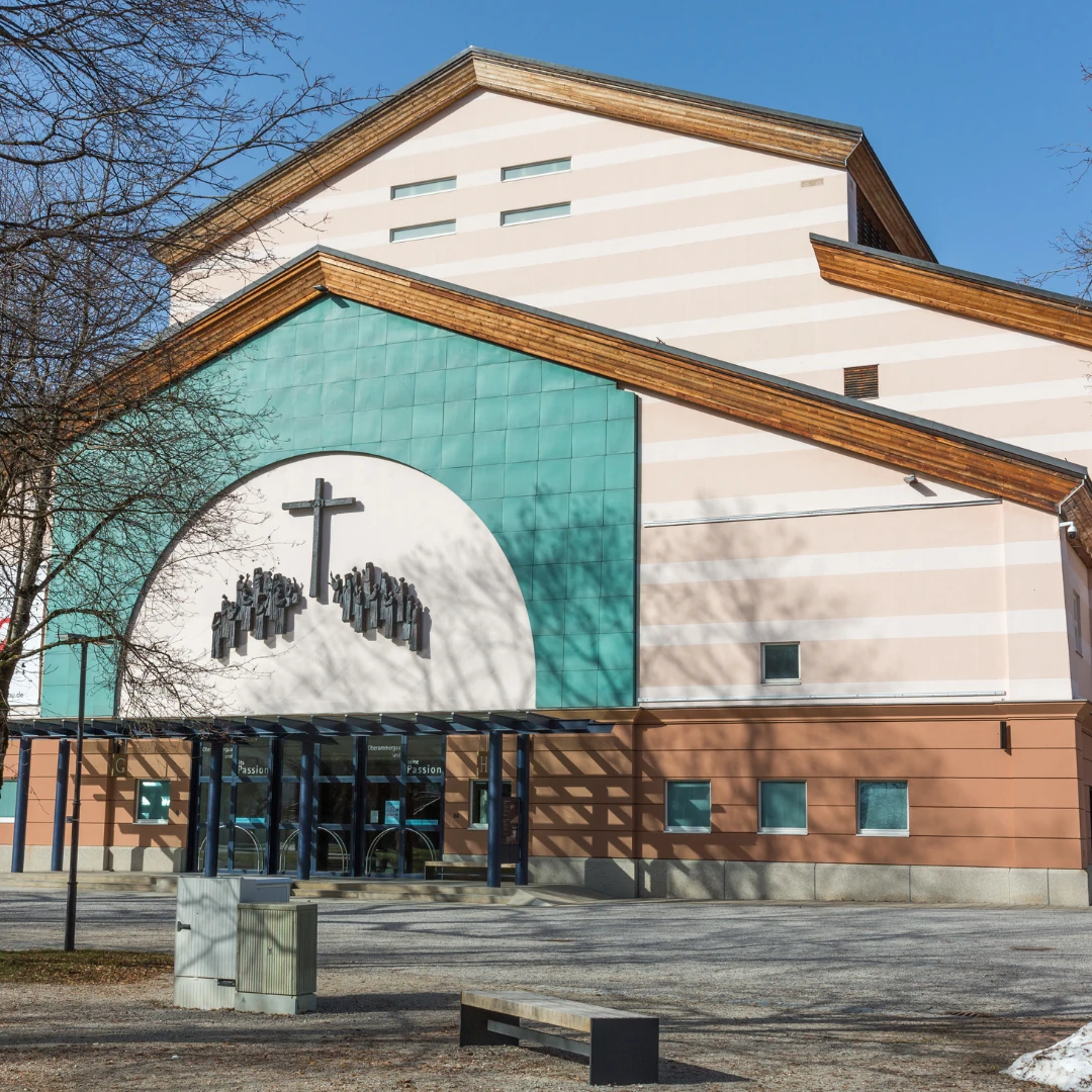 Eingangsbereich des Passionstheater Oberammergau von der Straße aus