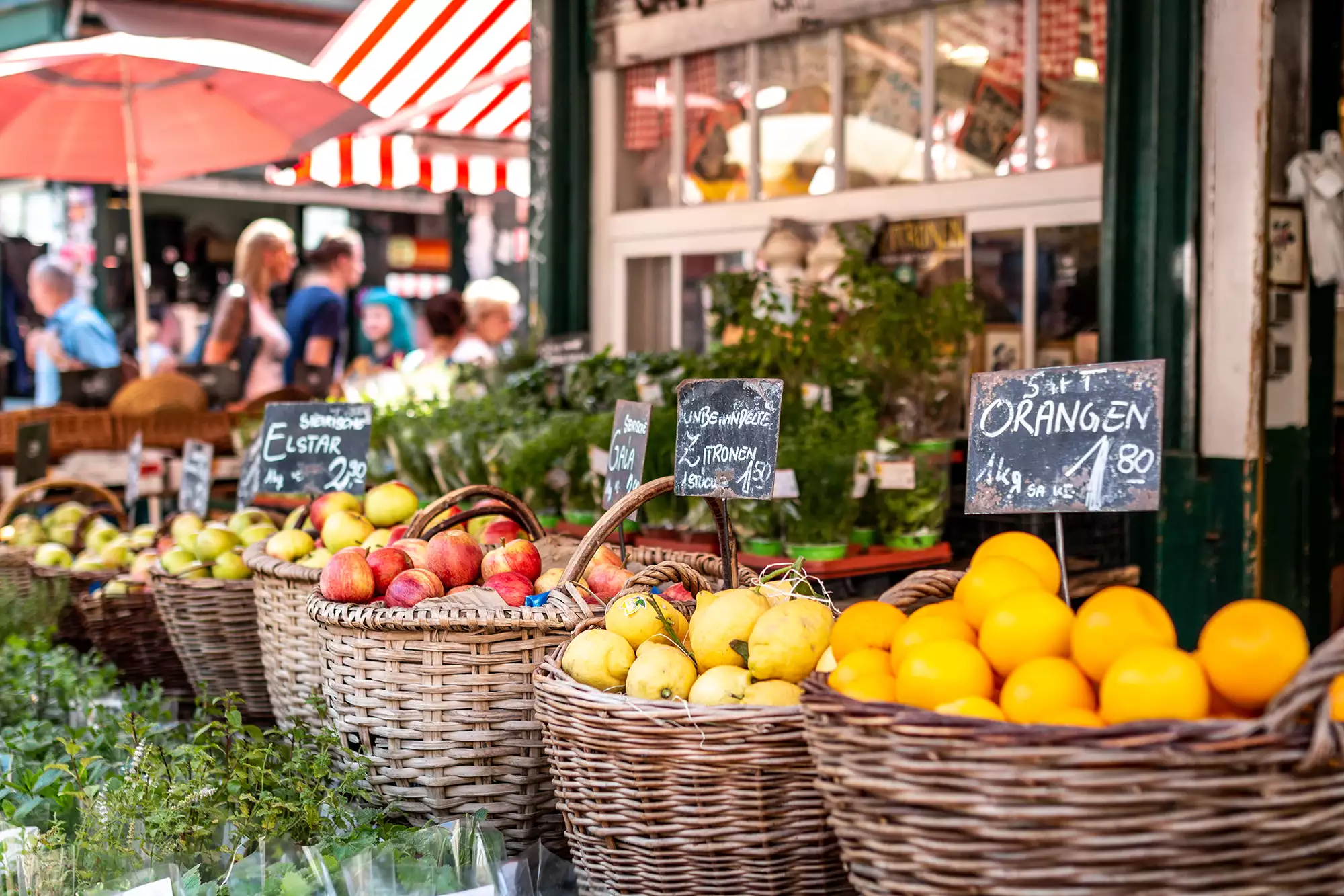 Obststand auf dem Naschmarkt bei Bahn und Hotel Wien