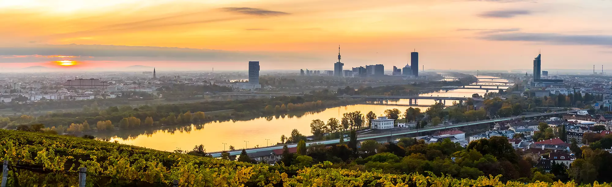 Panorama Sonnenuntergang bei Bahn und Hotel Wien