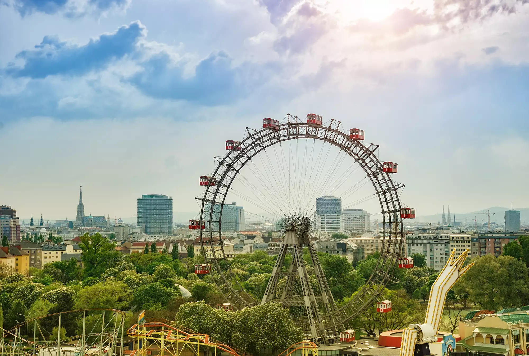 Blick auf Riesenrad im Prater bei Bahn und Hotel Wien