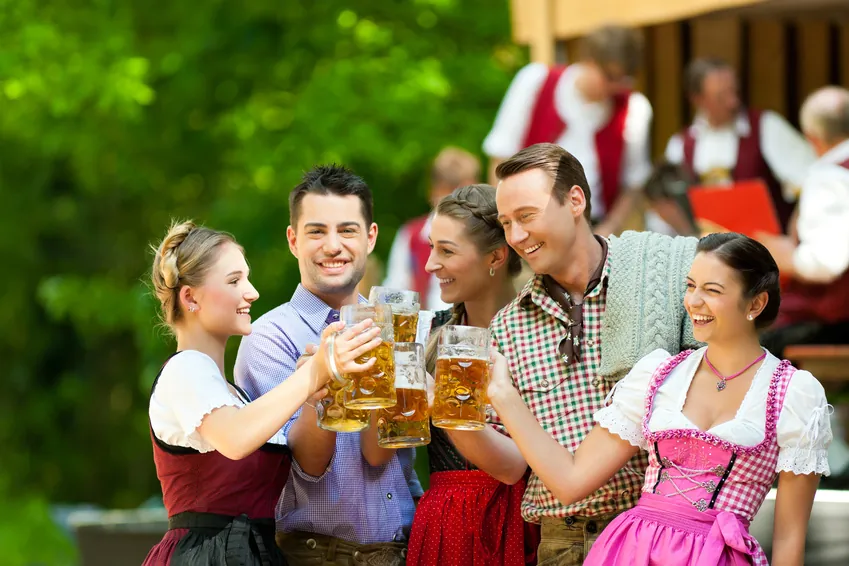 Freunde in Tracht beim Anstoßen