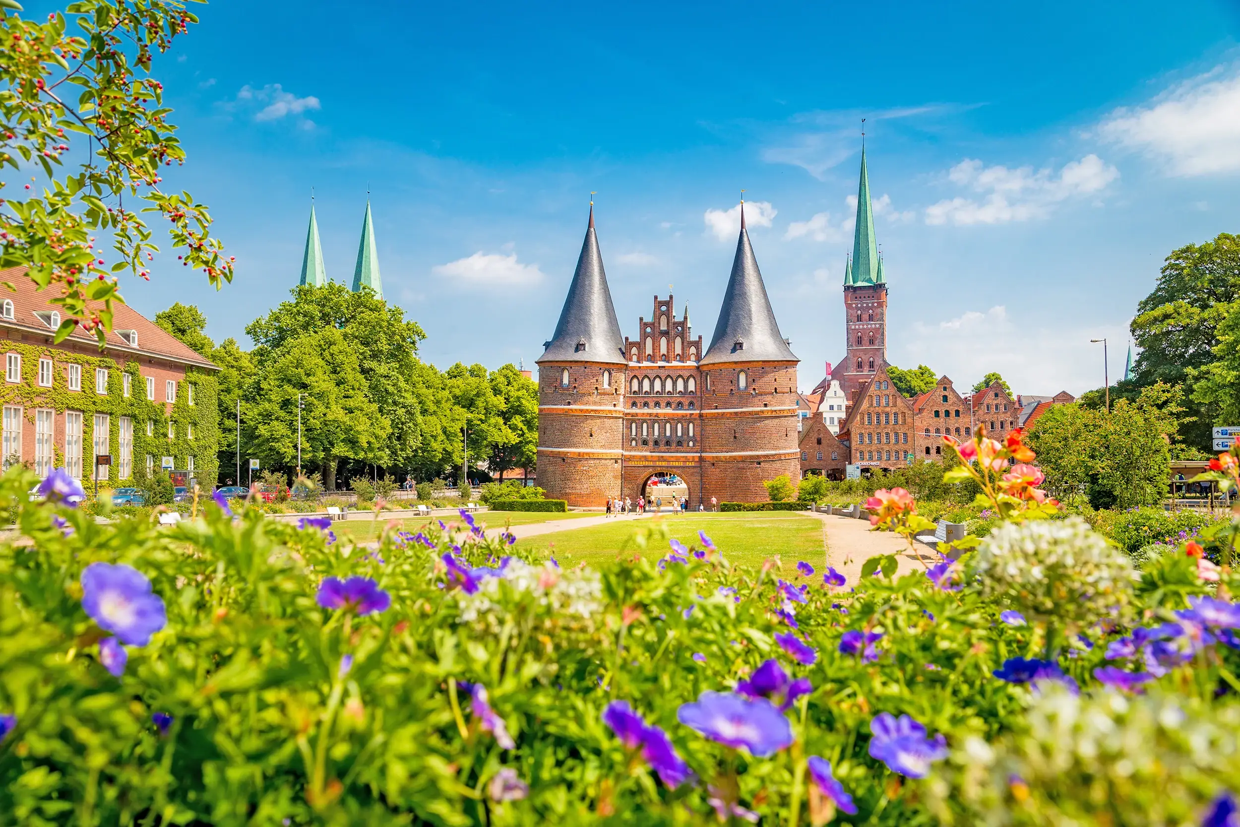 Holstentor in Lübeck im Sommer