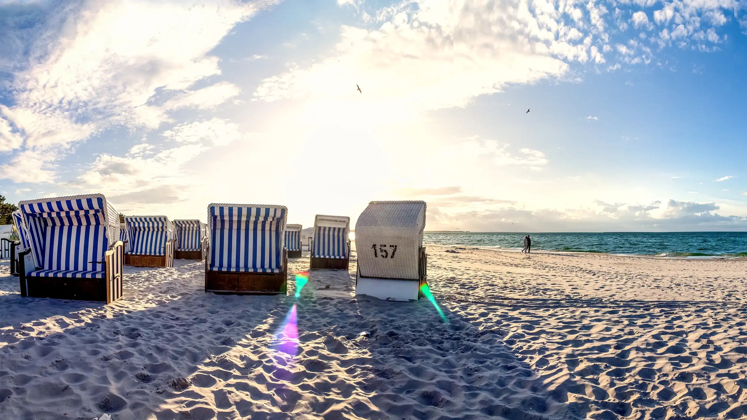 Sandstrand mit Strandkörben in der Morgensonne - ideal für einen Kurzurlaub an der Ostsee