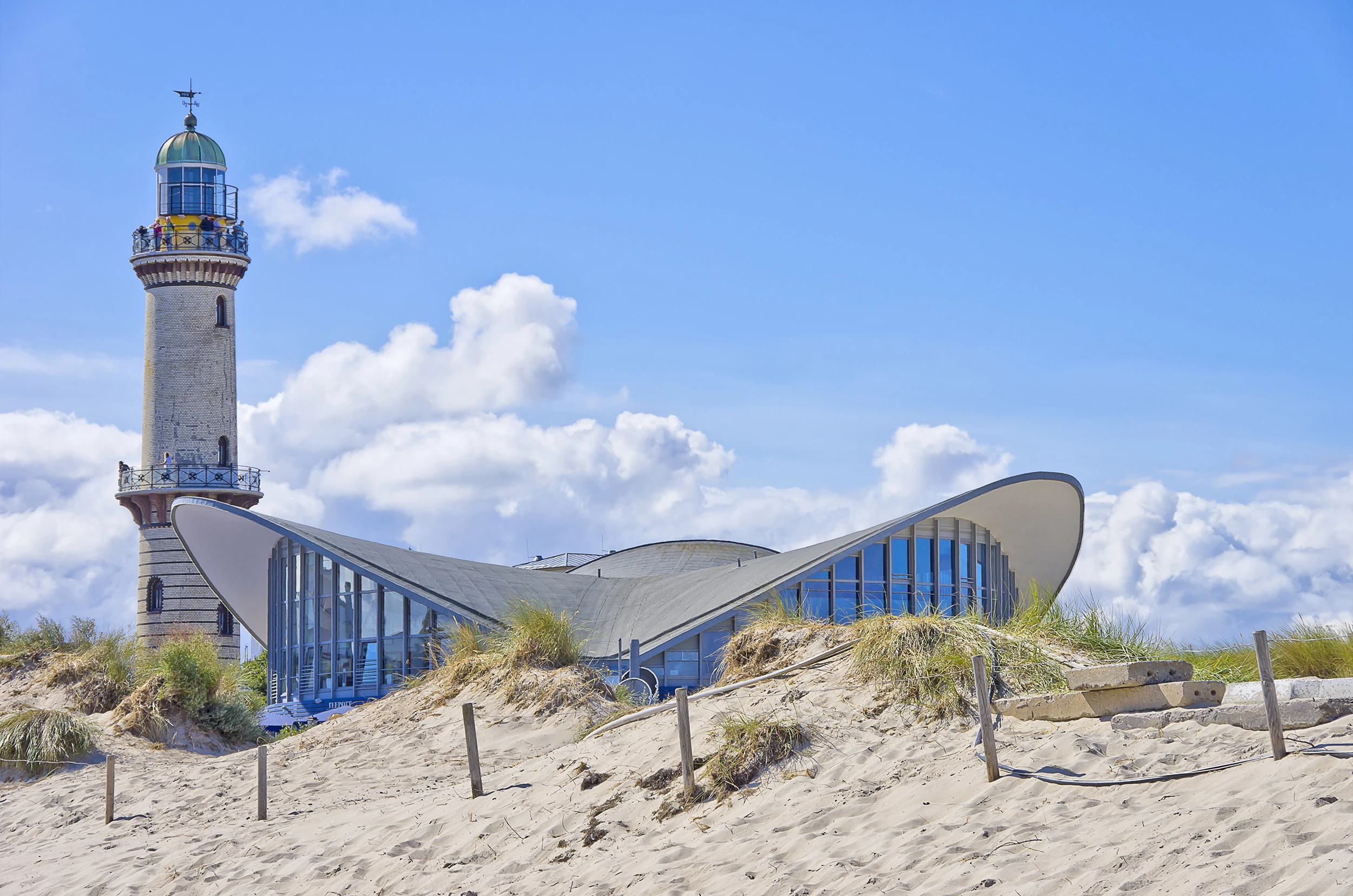 Teepott und Leuchtturm in Warnemünde beim Kurzurlaub Ostsee bei sonnigem Wetter