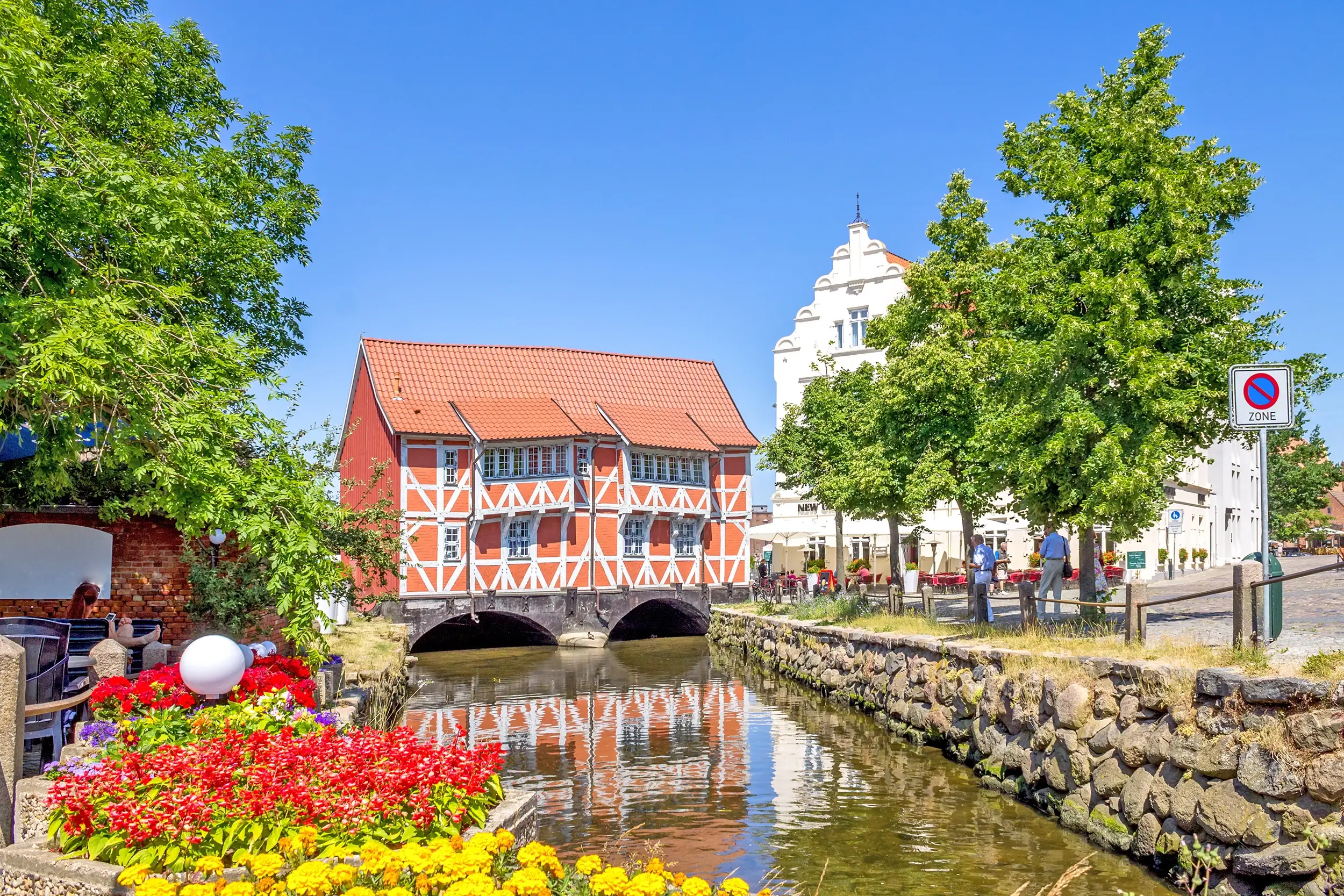 Blick auf das Gewölbe am Alten hafen, eines denkmalgeschützten Fachwerkhauses in der Runden Grube in Wismar an der Ostsee