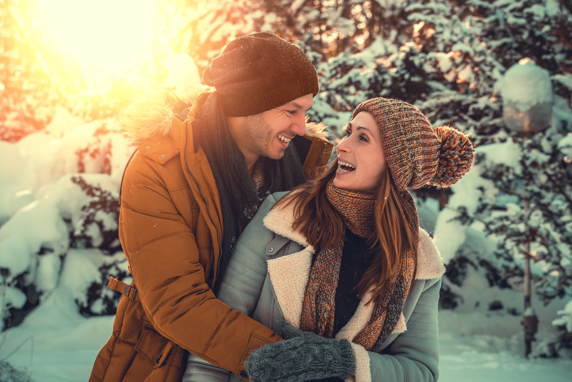 Glückliches Pärchen im Schnee