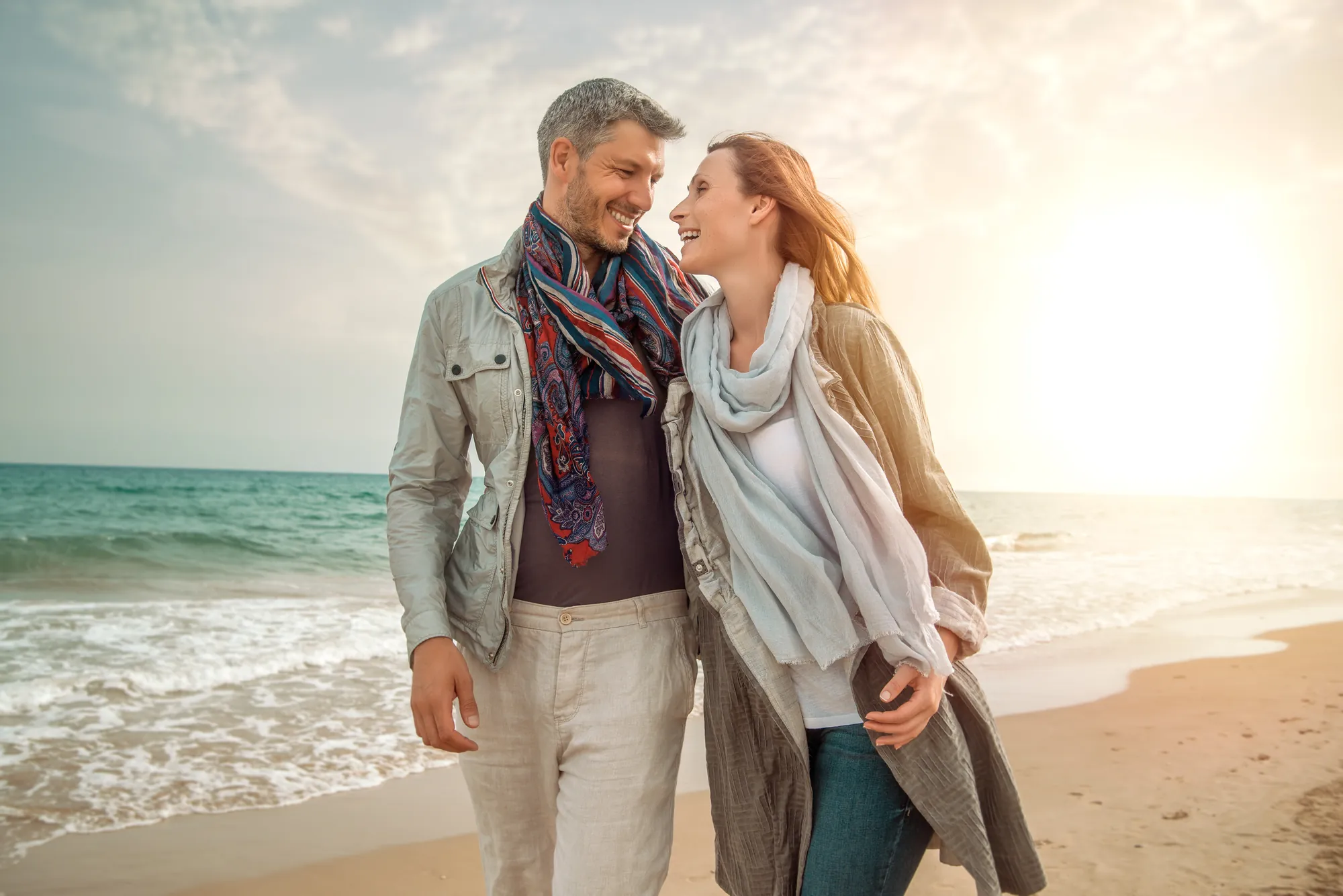 verliebtes Paar spaziert am Strand