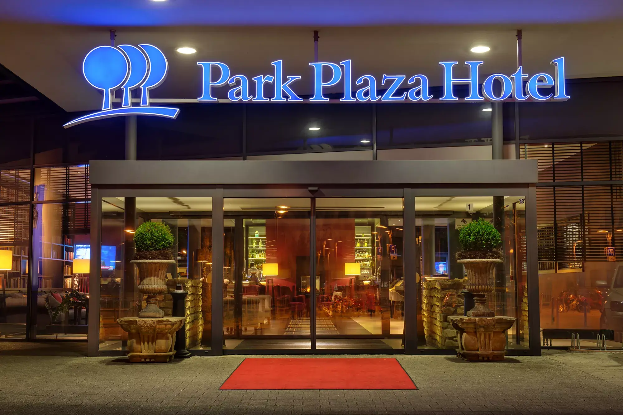 Eingang zur Lobby vom Park Plaza Hotel Trier bei Nacht