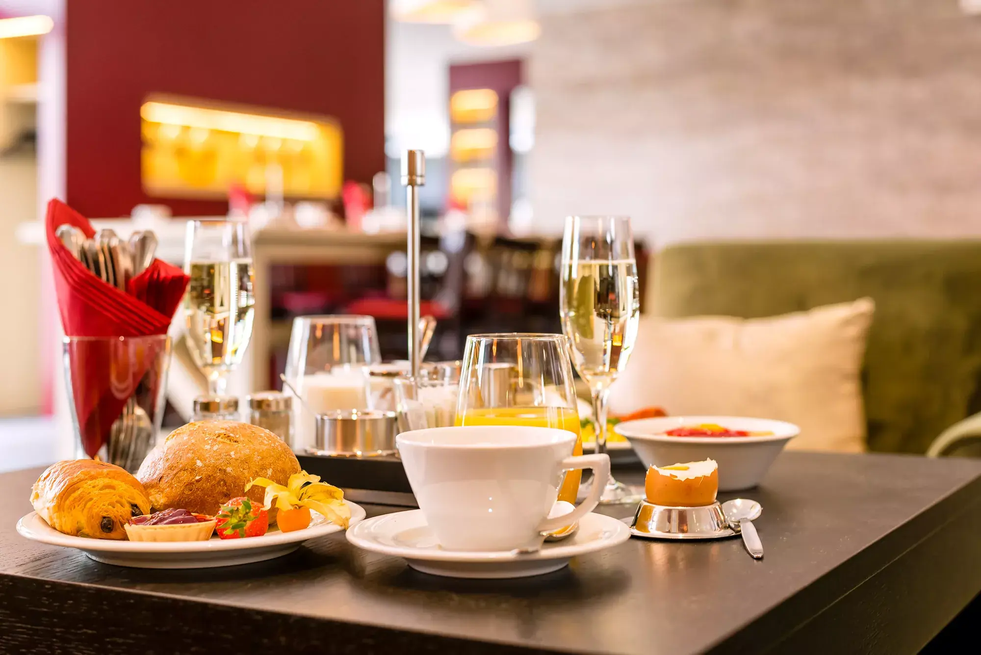 Frühstück im Park Plaza Hotel Trier mit Brötchen, Croisant, Orangensagt und Sekft