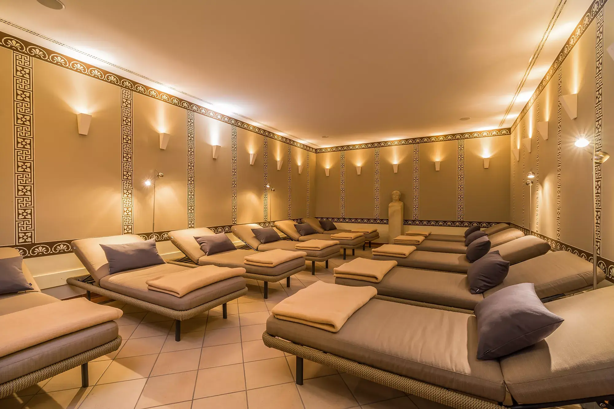 Ruheraum von der Sauna im Park Plaza Hotel Trier mit gepolsterten Liegen und Decken