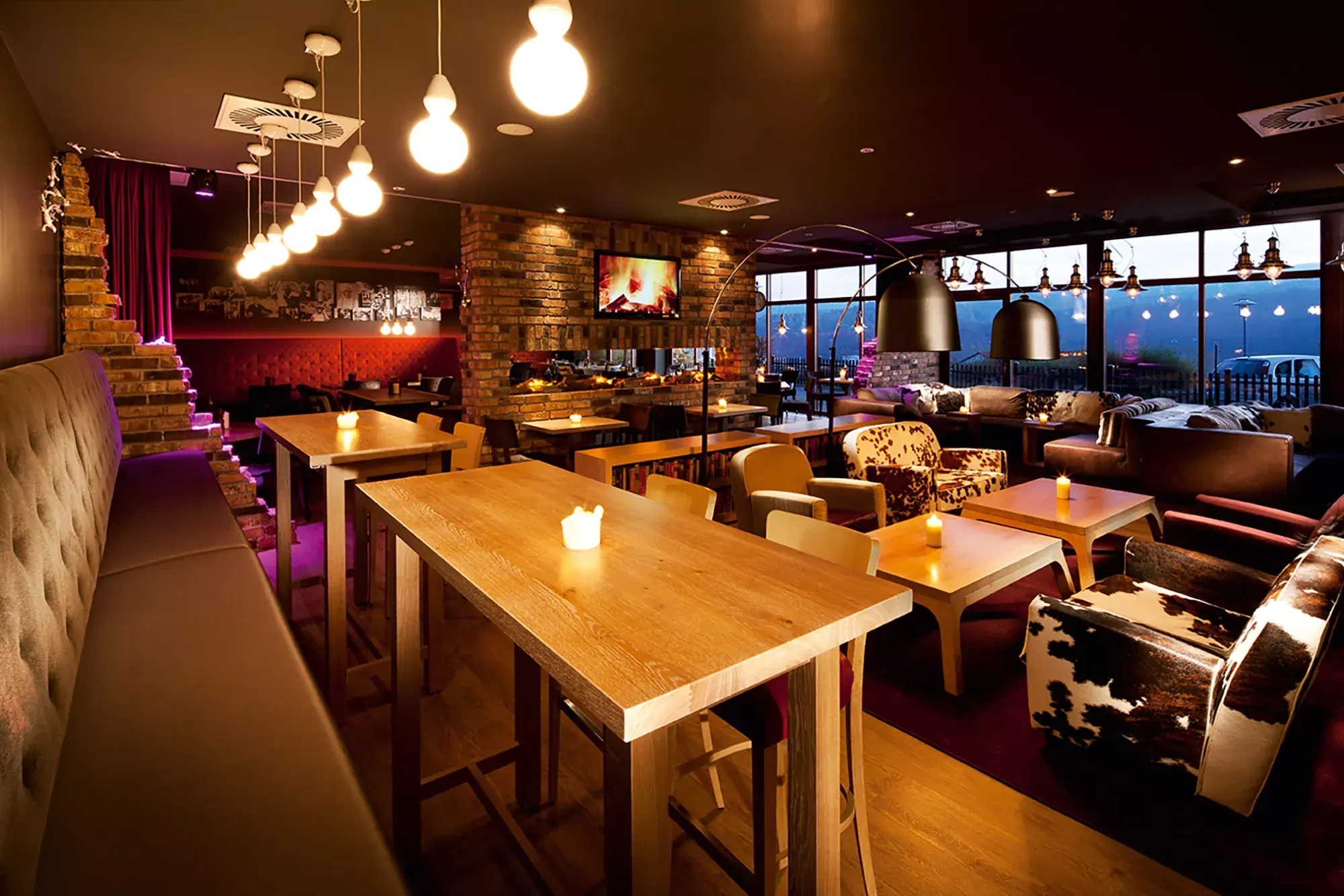 Restaurant bei Kerzenschein mit hohen Tischen im Penta Hotel Eisenach