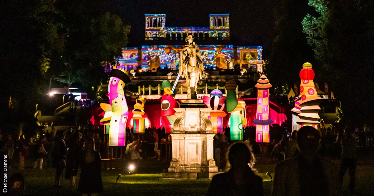 Picto Facto – Bunte Lichtskulturen vor dem Schloss bei Nacht