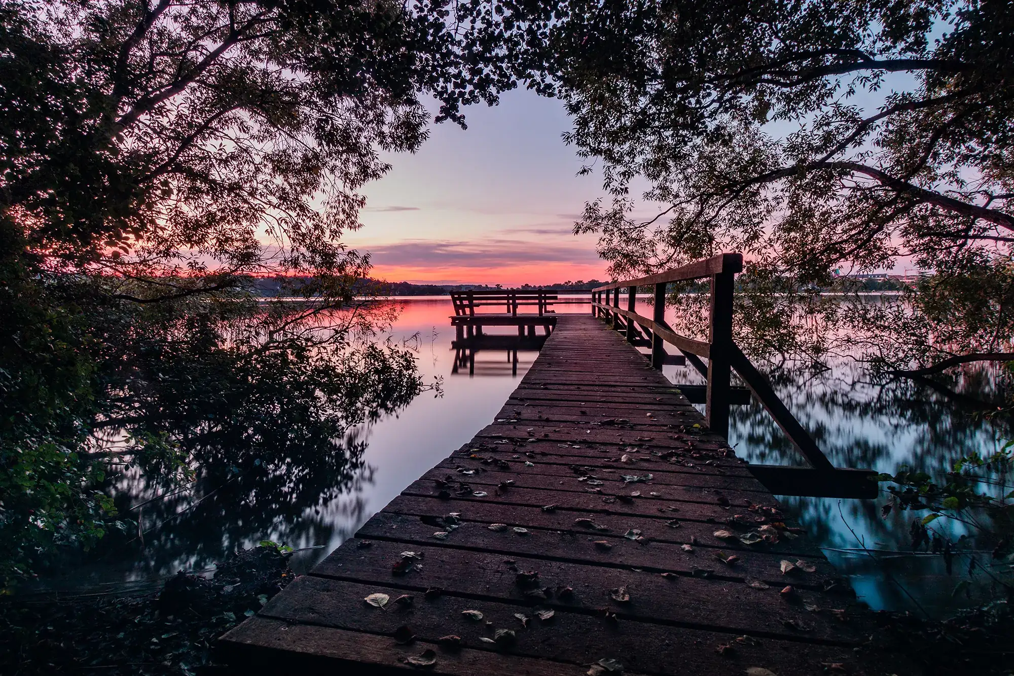 romantischer Ratzeburger See im Abendrot macht Lust auf einen Urlaub am Wasser