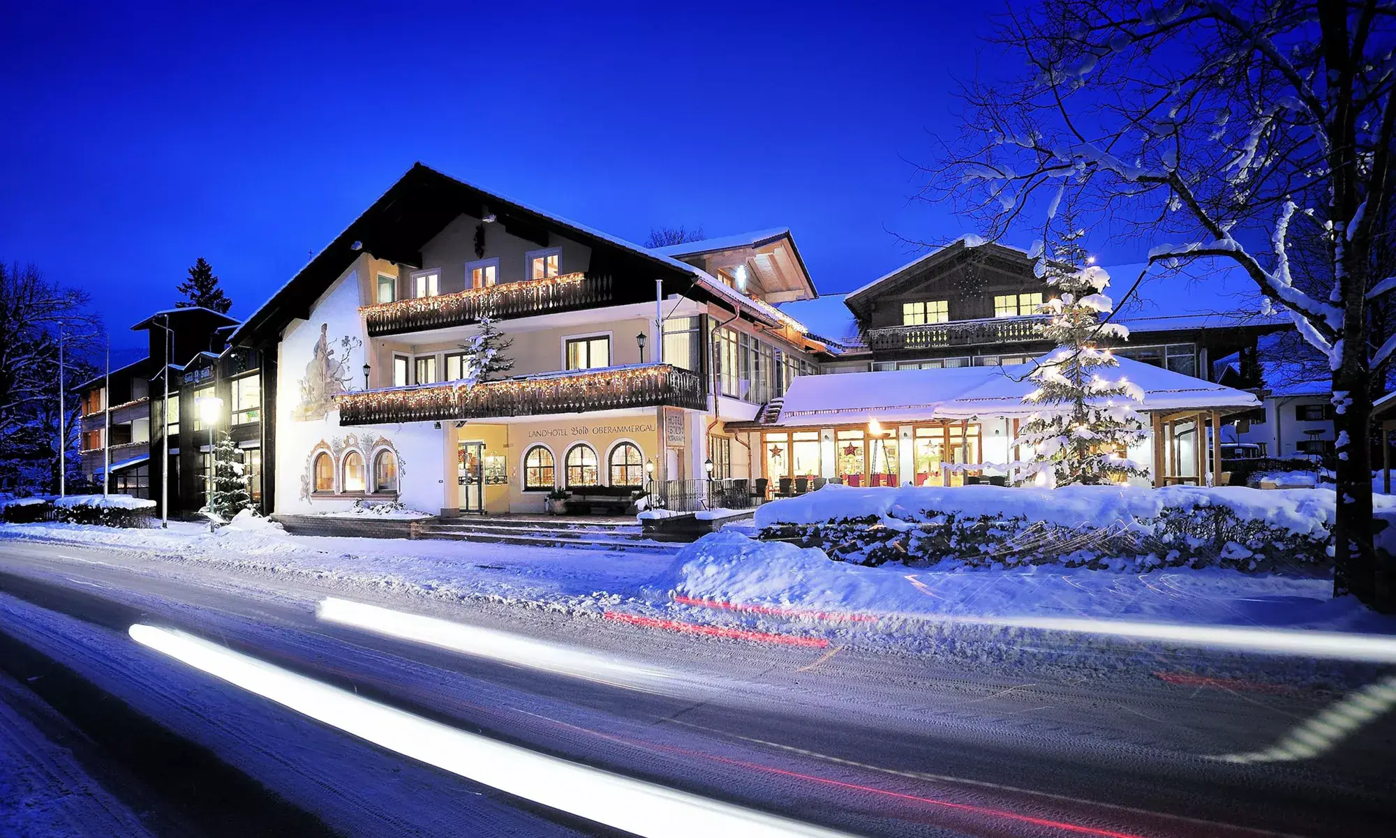 Hotel Böld in winterlicher Umgebung mit Beleuchtung