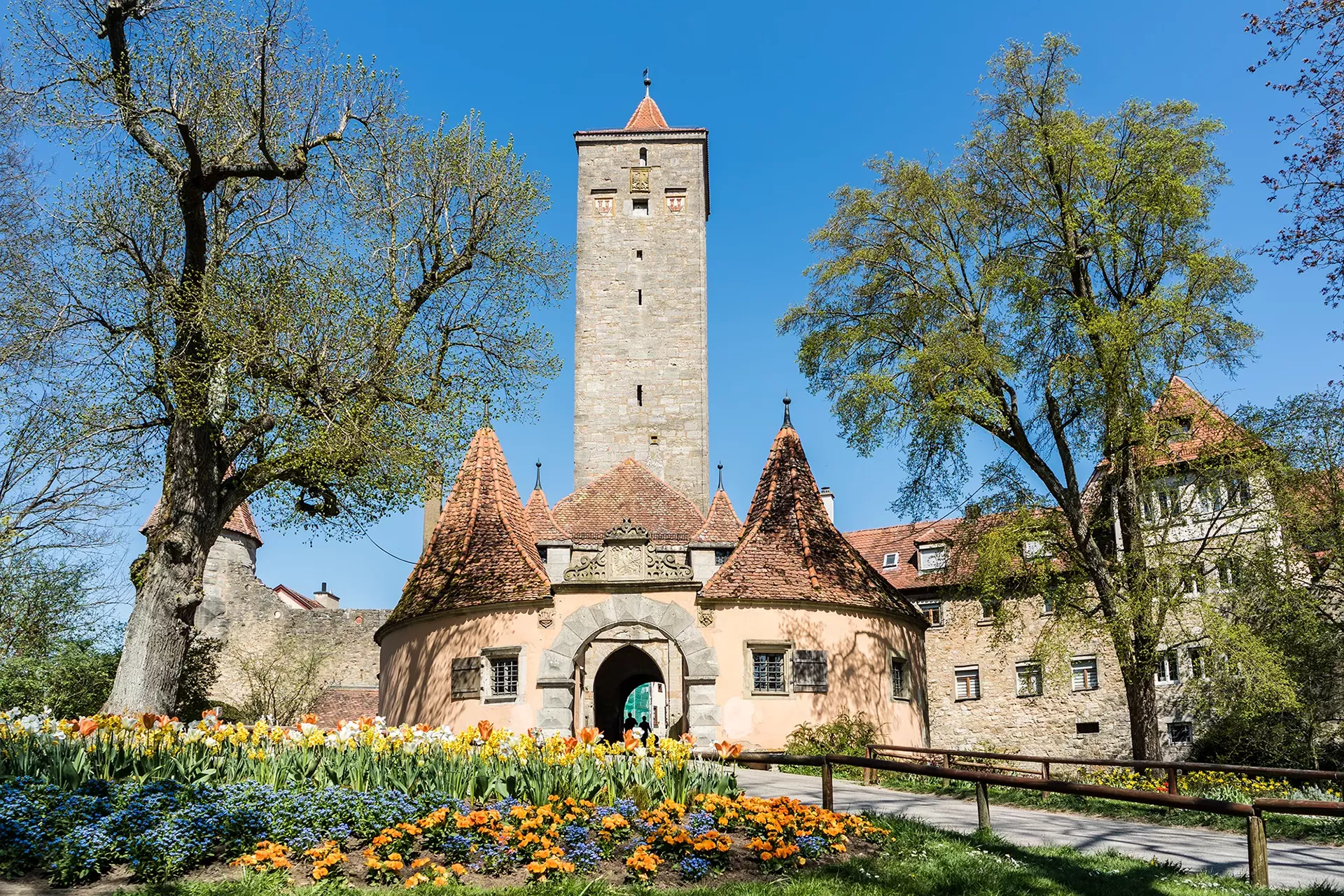 Burgtor im Frühling mit bunten Blumen bei einer Kurzreise mit Hotel Rothenburg ob der Tauber