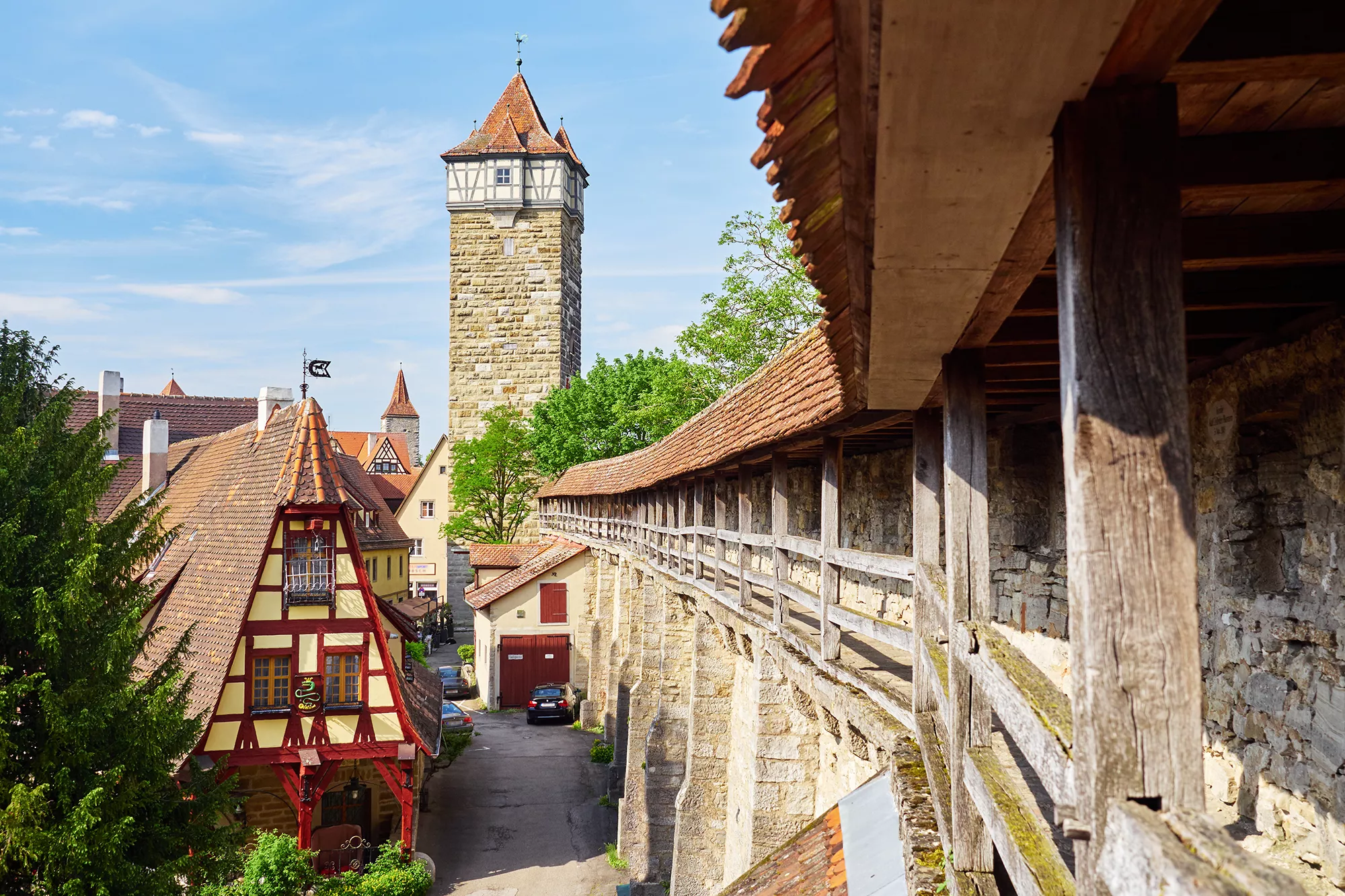 Stadtmauer bei einer Reise mit Hotel Rothenburg ob der Tauber - in der Mitte steht ein Turm vor dem blauen Himmel