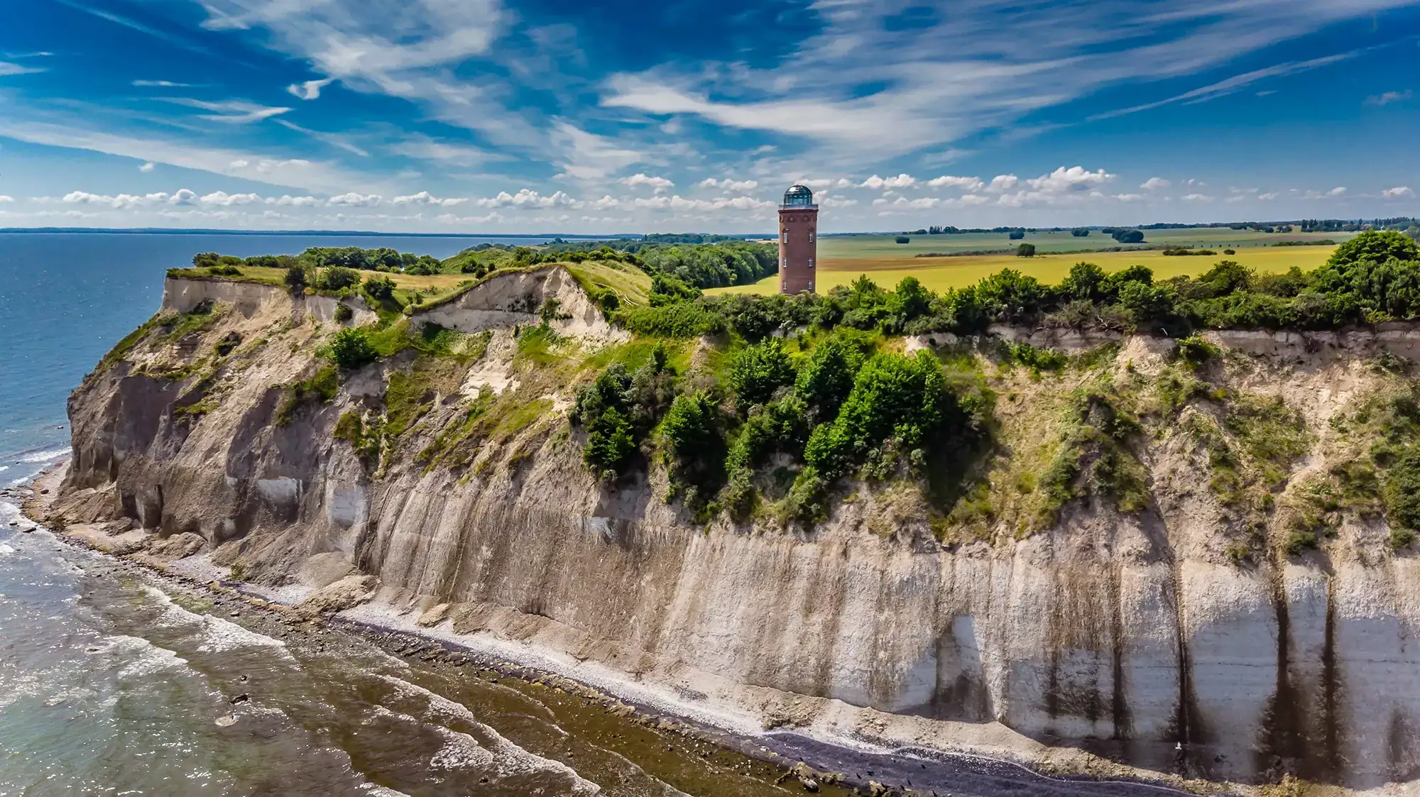 Luftaufnahme von Kap Arkona vom Wasser aus an einem Sommertag