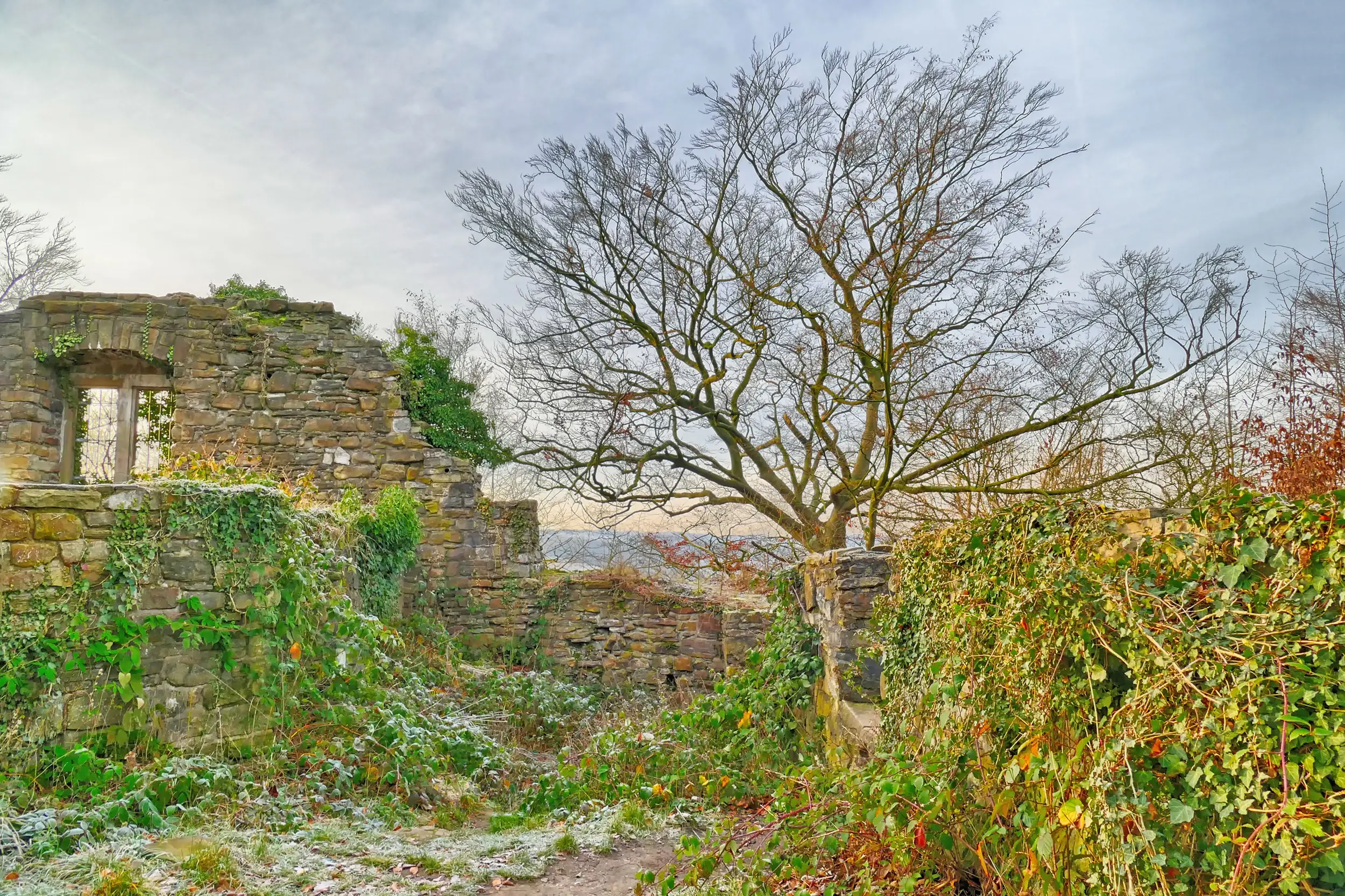 Burgruine am Baldeneysteig im Winter